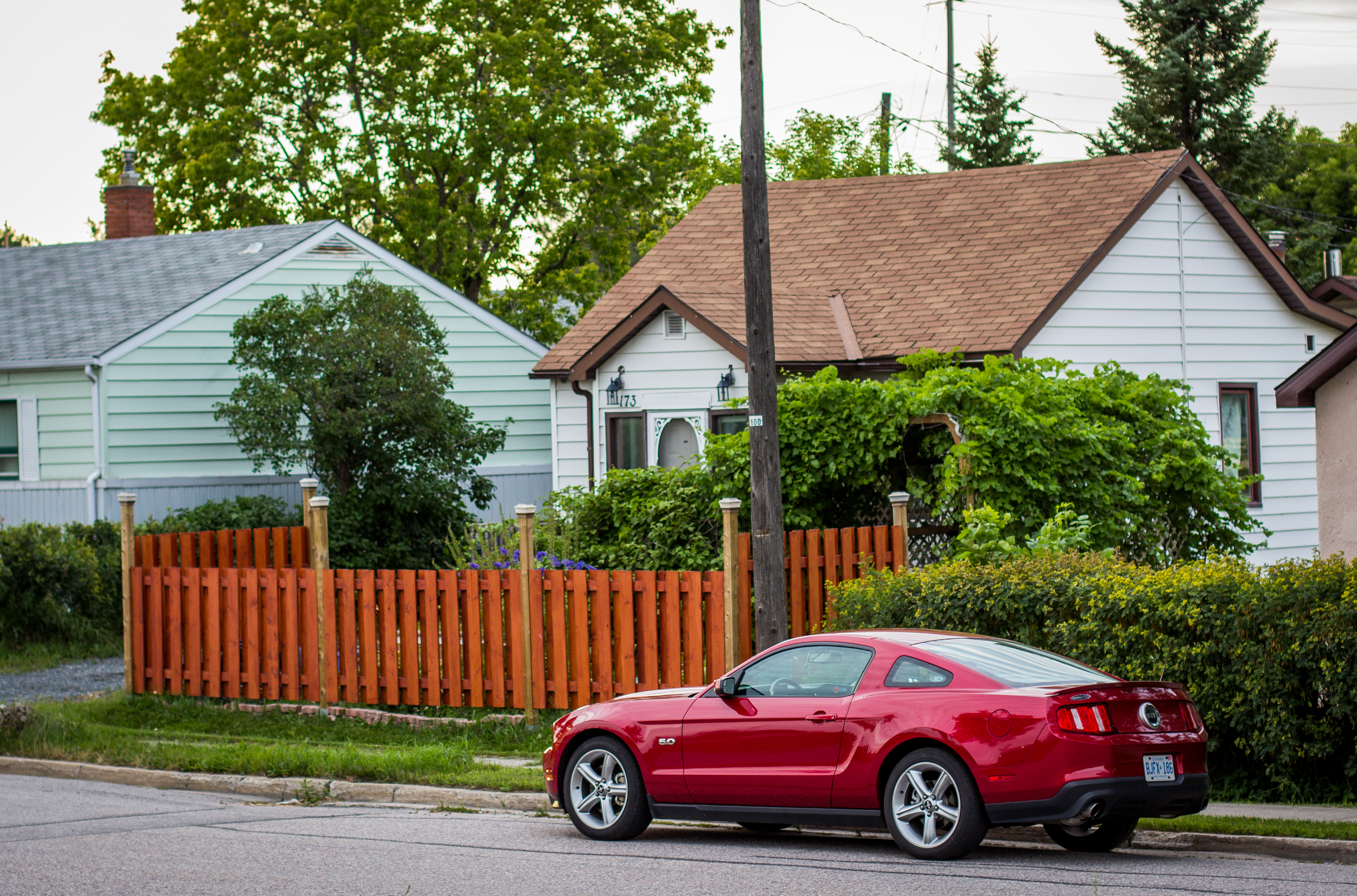 czerwony mustang przed domem