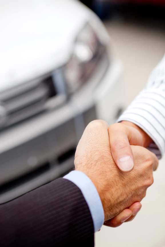 podanie rąk przy sprzedaży samochodu