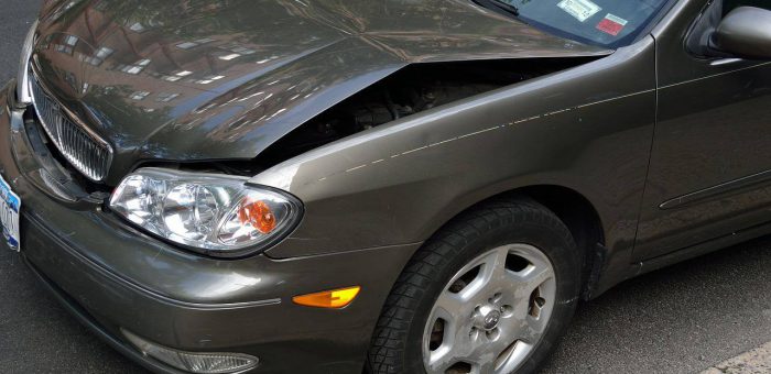 Kupno i sprzedaż uszkodzonego auta – Poradnik